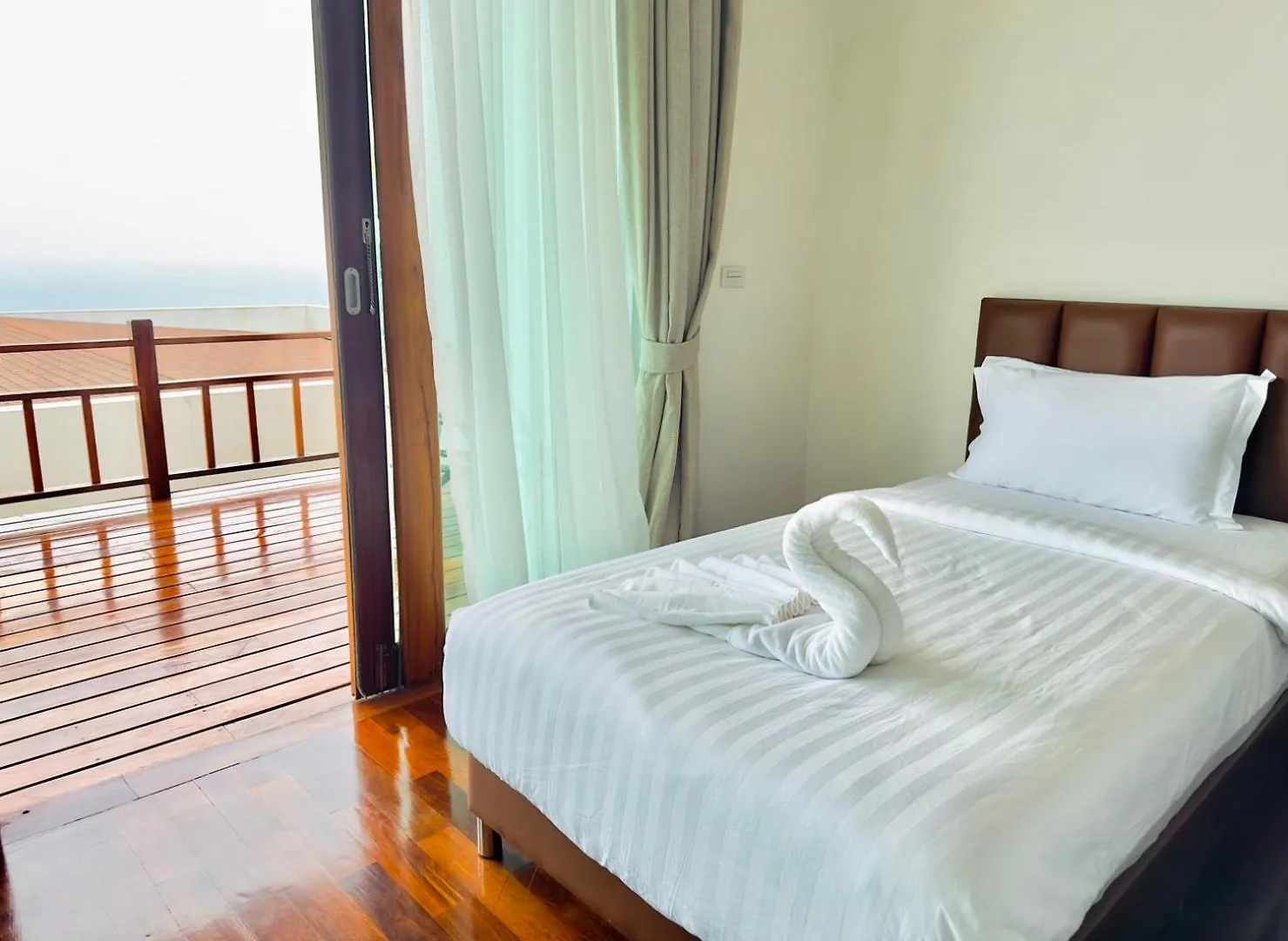 Phi Phi Mountain Beach Resort Sha Certified Отель Пхипхи